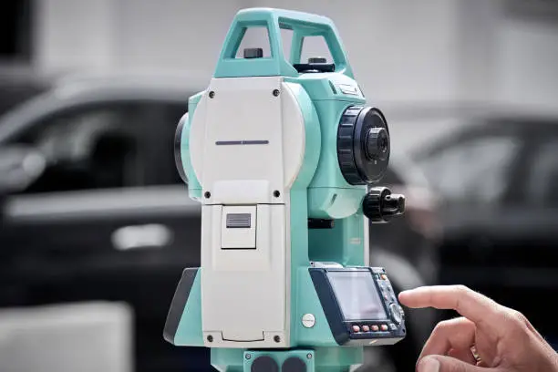 Intelligente Totalstationen für präzise Geländevermessungen