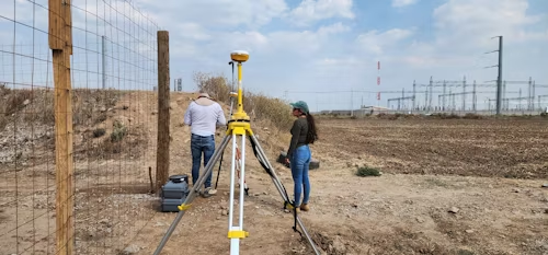 Equipamento GPS profissional para medições de campo precisas
